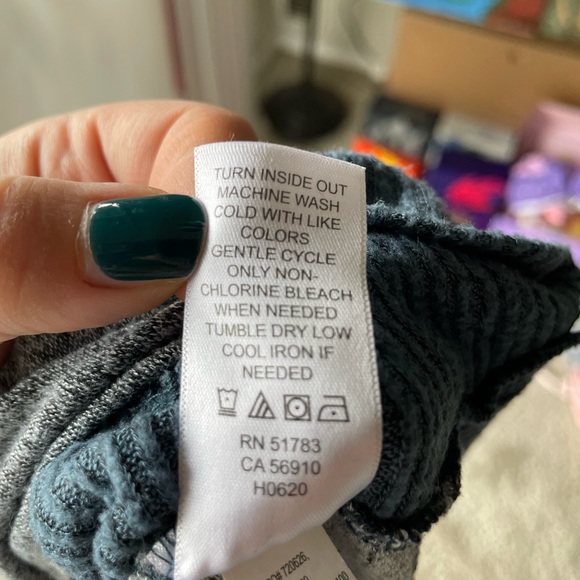 Maurice’s Floral Sweatshirt 💙🤍 - Picture 5 of 6